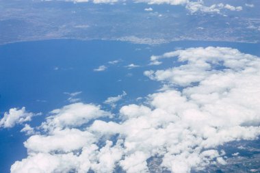 Öğleden sonra 10.000 feet irtifada Akdeniz deniz kıyısında havadan görünümü