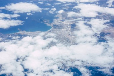 Öğleden sonra 10.000 feet irtifada Akdeniz deniz kıyısında havadan görünümü