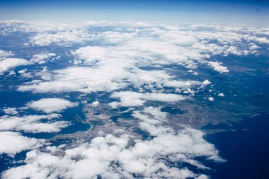 Öğleden sonra 10.000 feet irtifada Akdeniz deniz kıyısında havadan görünümü