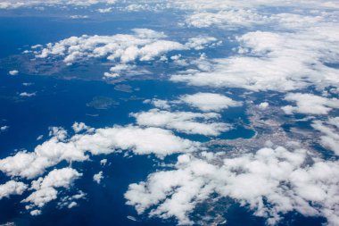 Öğleden sonra 10.000 feet irtifada Akdeniz deniz kıyısında havadan görünümü