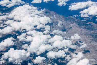 Öğleden sonra 10.000 feet irtifada Akdeniz deniz kıyısında havadan görünümü