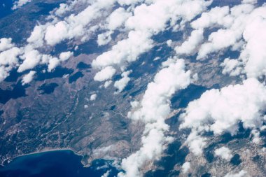 Öğleden sonra 10.000 feet irtifada Akdeniz deniz kıyısında havadan görünümü