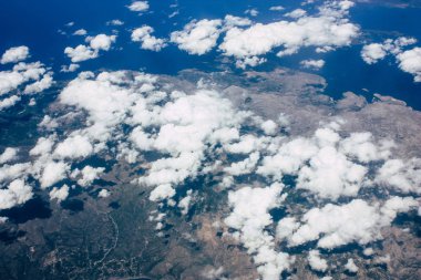 Öğleden sonra 10.000 feet irtifada Akdeniz deniz kıyısında havadan görünümü