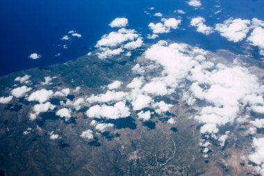 Öğleden sonra 10.000 feet irtifada Akdeniz deniz kıyısında havadan görünümü