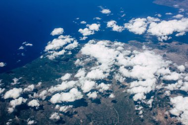 Öğleden sonra 10.000 feet irtifada Akdeniz deniz kıyısında havadan görünümü