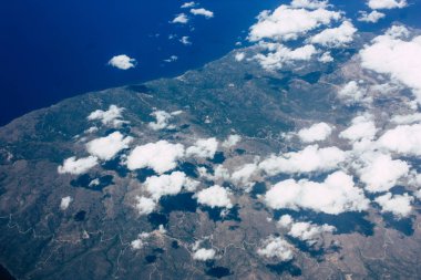Öğleden sonra 10.000 feet irtifada Akdeniz deniz kıyısında havadan görünümü