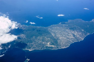 Öğleden sonra 10.000 feet irtifada Akdeniz deniz kıyısında havadan görünümü