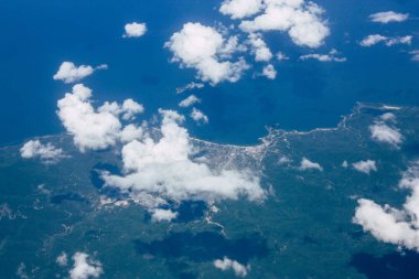 Öğleden sonra 10.000 feet irtifada Akdeniz deniz kıyısında havadan görünümü