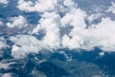 Öğleden sonra 10.000 feet irtifada Akdeniz deniz kıyısında havadan görünümü