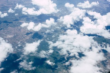 Öğleden sonra 10.000 feet irtifada Akdeniz deniz kıyısında havadan görünümü