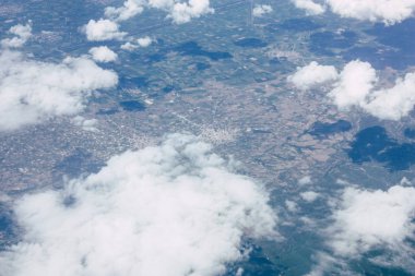Öğleden sonra 10.000 feet irtifada Akdeniz deniz kıyısında havadan görünümü
