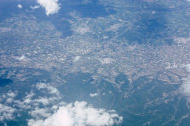 Öğleden sonra 10.000 feet irtifada Akdeniz deniz kıyısında havadan görünümü