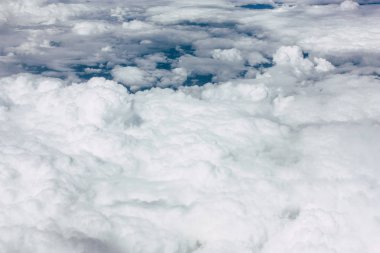 Öğleden sonra 10.000 feet irtifada Akdeniz deniz kıyısında havadan görünümü