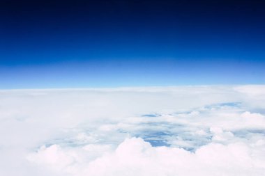 Öğleden sonra 10.000 feet irtifada Akdeniz deniz kıyısında havadan görünümü