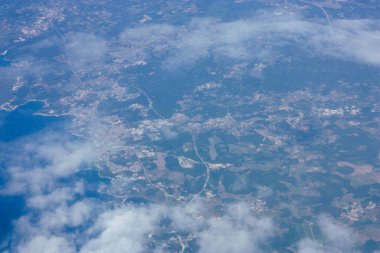 Öğleden sonra 10.000 feet irtifada Akdeniz deniz kıyısında havadan görünümü