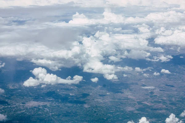 Öğleden sonra 10.000 feet irtifada Akdeniz deniz kıyısında havadan görünümü