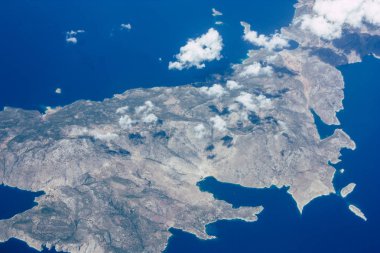 Öğleden sonra 10.000 feet irtifada Akdeniz deniz kıyısında havadan görünümü