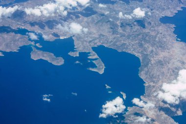 Öğleden sonra 10.000 feet irtifada Akdeniz deniz kıyısında havadan görünümü