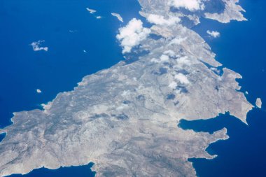 Öğleden sonra 10.000 feet irtifada Akdeniz deniz kıyısında havadan görünümü