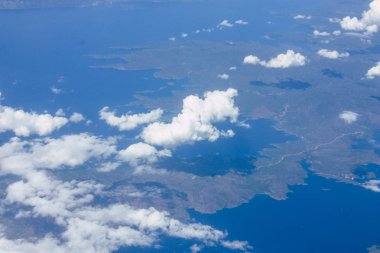 Öğleden sonra 10.000 feet irtifada Akdeniz deniz kıyısında havadan görünümü