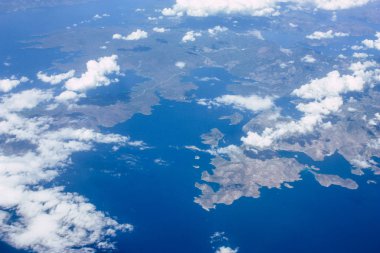 Öğleden sonra 10.000 feet irtifada Akdeniz deniz kıyısında havadan görünümü