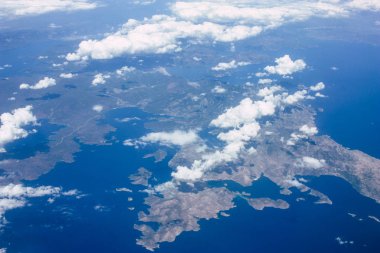 Öğleden sonra 10.000 feet irtifada Akdeniz deniz kıyısında havadan görünümü