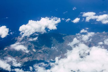 Öğleden sonra 10.000 feet irtifada Akdeniz deniz kıyısında havadan görünümü
