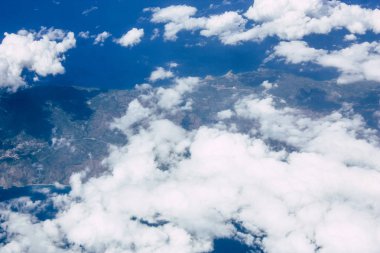 Öğleden sonra 10.000 feet irtifada Akdeniz deniz kıyısında havadan görünümü