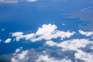 Öğleden sonra 10.000 feet irtifada Akdeniz deniz kıyısında havadan görünümü