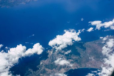 Öğleden sonra 10.000 feet irtifada Akdeniz deniz kıyısında havadan görünümü