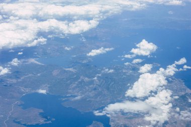 Öğleden sonra 10.000 feet irtifada Akdeniz deniz kıyısında havadan görünümü