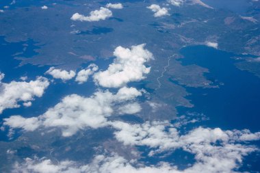 Öğleden sonra 10.000 feet irtifada Akdeniz deniz kıyısında havadan görünümü