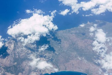 Öğleden sonra 10.000 feet irtifada Akdeniz deniz kıyısında havadan görünümü