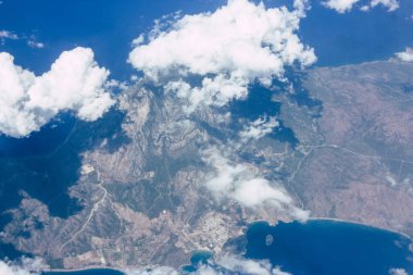 Öğleden sonra 10.000 feet irtifada Akdeniz deniz kıyısında havadan görünümü