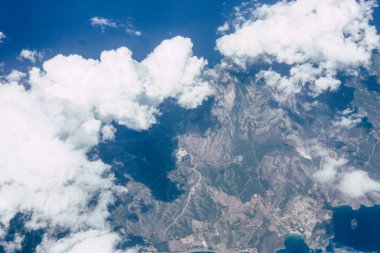 Öğleden sonra 10.000 feet irtifada Akdeniz deniz kıyısında havadan görünümü