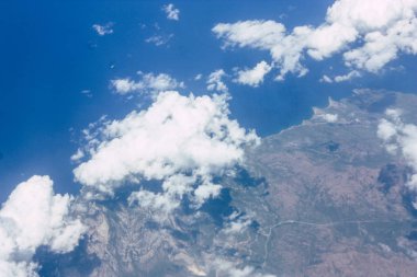 Öğleden sonra 10.000 feet irtifada Akdeniz deniz kıyısında havadan görünümü
