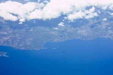 Öğleden sonra 10.000 feet irtifada Akdeniz deniz kıyısında havadan görünümü