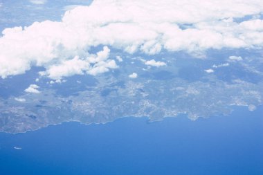 Öğleden sonra 10.000 feet irtifada Akdeniz deniz kıyısında havadan görünümü