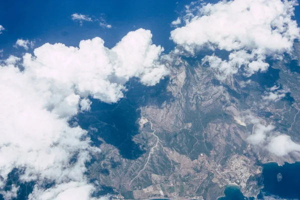 Öğleden sonra 10.000 feet irtifada Akdeniz deniz kıyısında havadan görünümü