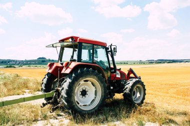 Bezannes Fransa 07 Temmuz 2018 görüntülemek öğleden sonra şampanya alanında çalışan bir traktörün