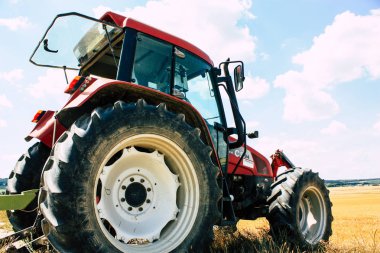 Bezannes Fransa 07 Temmuz 2018 görüntülemek öğleden sonra şampanya alanında çalışan bir traktörün
