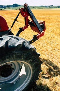 Bezannes Fransa 07 Temmuz 2018 görüntülemek öğleden sonra şampanya alanında çalışan bir traktörün