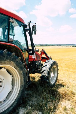 Bezannes Fransa 07 Temmuz 2018 görüntülemek öğleden sonra şampanya alanında çalışan bir traktörün