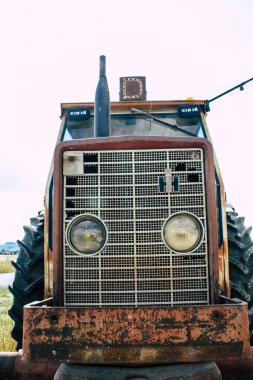 Bezannes Fransa 07 Temmuz 2018 görüntülemek öğleden sonra şampanya alanında çalışan bir traktörün