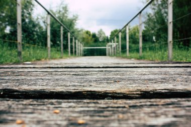 Fransa'da Reims yakınındaki zemin seviyesinden ahşap köprü görünümü