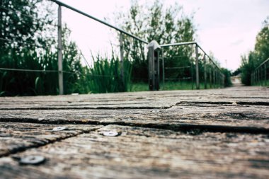 Fransa'da Reims yakınındaki zemin seviyesinden ahşap köprü görünümü