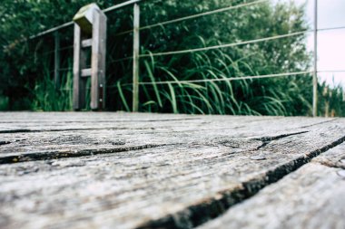 Fransa'da Reims yakınındaki zemin seviyesinden ahşap köprü görünümü