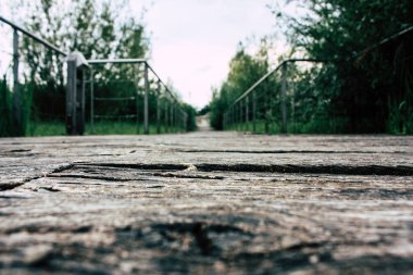 Fransa'da Reims yakınındaki zemin seviyesinden ahşap köprü görünümü