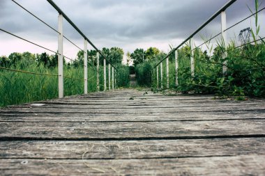 Fransa'da Reims yakınındaki zemin seviyesinden ahşap köprü görünümü