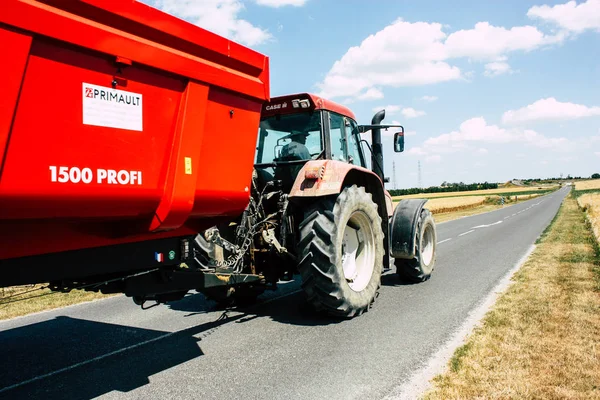 Bezannes Fransa 07 Temmuz 2018 görüntülemek öğleden sonra şampanya alanında çalışan bir traktörün